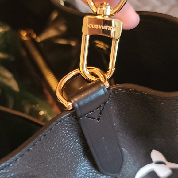 NeoNoe Wild at Heart Louis Vuitton Black Monogram Neo Noe Cross Body Bag - Picture 7 of 17